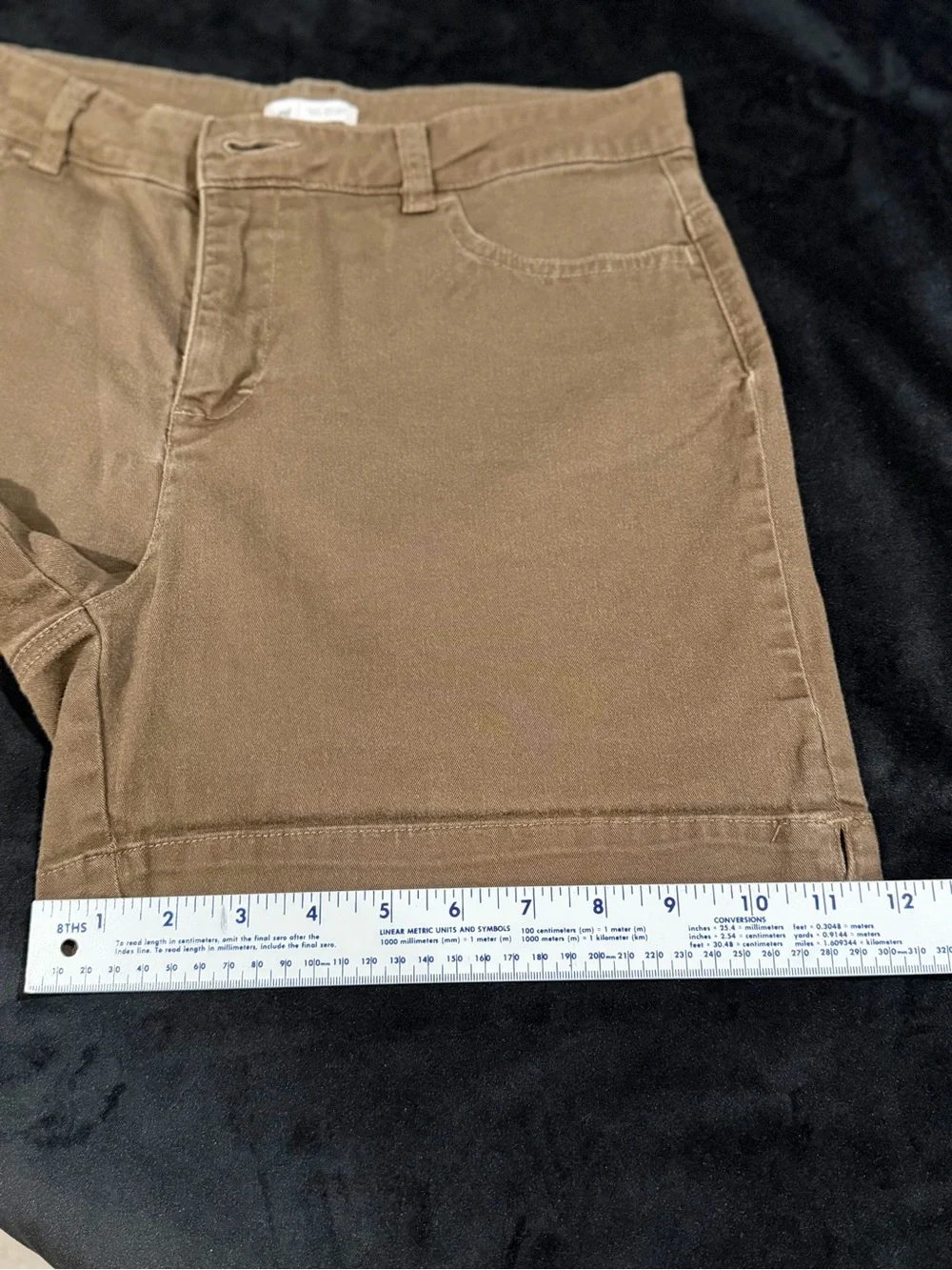 Lee Women’s -Just below the waist -brown khaki short size 8